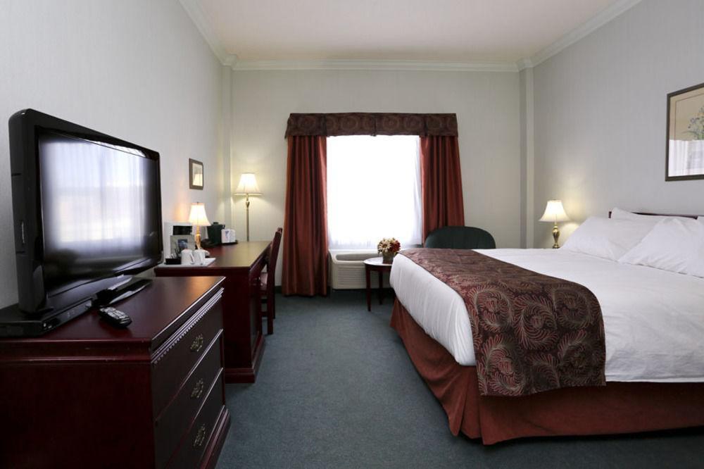 The Bridgeport Inn Форт-МакМеррей Екстер'єр фото